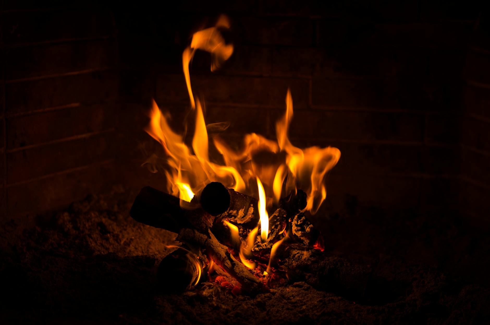 Vetro stufa annerito dopo un utilizzo con combustione lenta Vetro stufa annerito dopo un utilizzo con combustione lenta